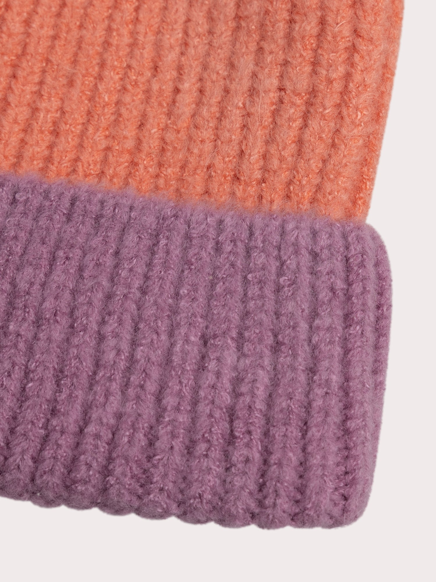Bonnet bicolore à pompon pour fille